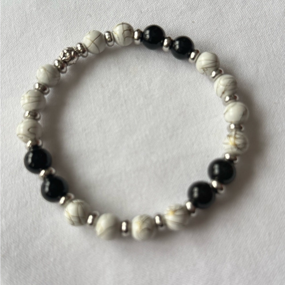 Elegant Black and White Beaded Bracelet